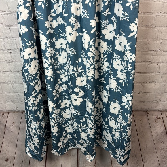 2X 4X BloomChic Blue & White Floral V Neck Smocked Ruffle Sleeve Dress Plus Size - Picture 5 of 6